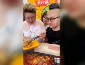 女孩被男孩拐娱乐吃瓜酱,娱乐吃瓜酱揭秘事件真相